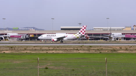 a-volotea-airbus-a319-plane-taxis-to-the-runway-to-take-off