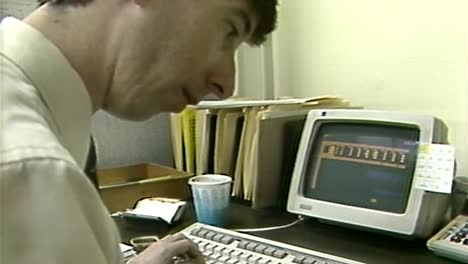 1985-Hombre-Trabajando-En-Una-Microcomputadora-Y-Teclado