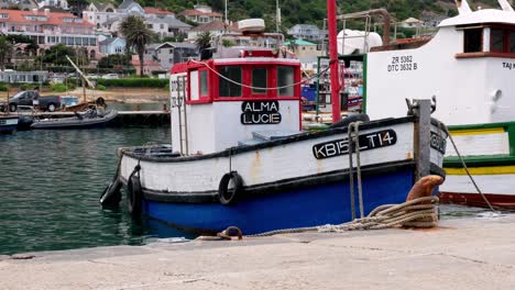 Blaues-Fischerboot-Aus-Holz,-Das-Im-Hafen-Von-Kalk-Bay-In-Kapstadt,-Südafrika,-Schwimmt