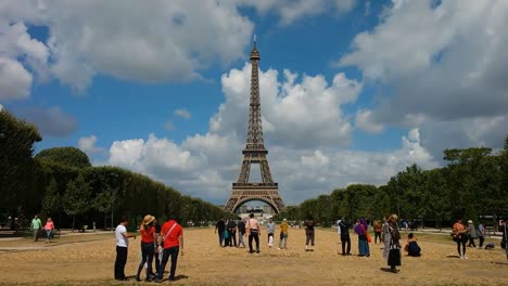 Tourist-in-Paris-near-Eiffel-tower-in-the-afternoon