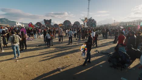Menschenmenge-Während-Der-Traditionellen-Feier-Zum-Tag-Der-Toten-In-Sumpango,-Guatemala---Annäherung