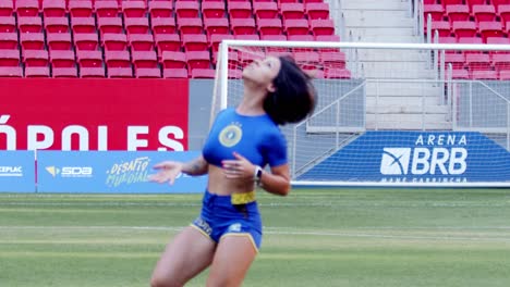 Brasilianische-Fußballspielerin-Steuert-Ball-Mit-Schulter-Und-Kopf