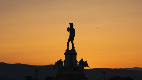 Puesta-De-Sol-Sobre-La-Estatua-De-David-Con-Pájaros-Voladores,-Piazzale-Florencia,-Italia-4k