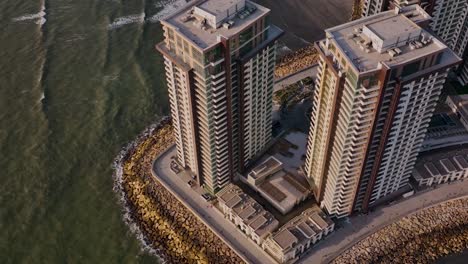 Vista-Aérea-De-Pájaros-De-Los-Nuevos-Apartamentos-Residenciales-Pearl-Towers-Ubicados-En-Crescent-Bay,-Karachi