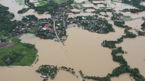 Ein-Taifun-Verwüstete-Das-Ackerland,-Zerstörte-Ernten-Und-überschwemmte-Die-Häuser-Vieler-Einwohner
