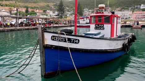 Blaues-Fischerboot,-Das-Im-Hafen-Von-Kalk-Bay,-Kapstadt,-Südafrika,-Schwimmt