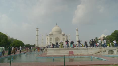 Taj-Mahal,-Agra,-Indien-Breite-Aufnahme-Zeigt-Landschaft-7-Wunder-Der-Welt-Ziel-Beliebte-Touristenattraktion-Historisches-Gebäude-Und-Architektur-Sonniger-Tag-Klarer-Himmel-4k-Uhd-25fps
