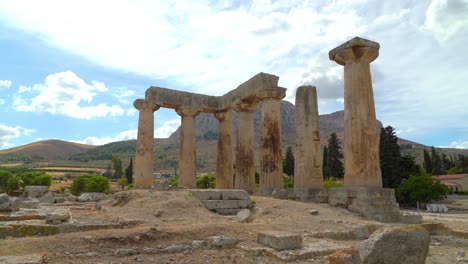 Apollotempel-Im-Alten-Korinth-Mit-Acrocorinth-berg-Im-Hintergrund
