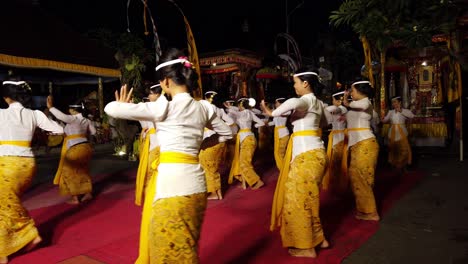 Templo-Hindú-Hermosas-Mujeres-Balinesas-Decoradas-Con-Trajes-Tradicionales-Que-Realizan-Un-Ritual-De-Baile-Parte-De-La-Expresión-Religiosa-Y-Artística-Viajes-A-Indonesia