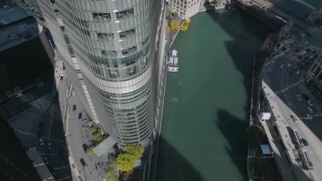 Der-Chicago-River-Neigt-Sich-Nach-Oben,-Um-Den-Trump-Tower-Und-Den-Clock-Tower-Zu-Sehen