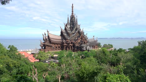Landmark-and-beautiful-view-of-the-remarkable-structure-of-the-Sanctuary-of-Truth-Museum-in-Pattaya,-Thailand
