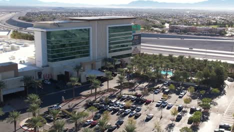 Antenne-Fliegen-In-Richtung-Aliante-Casino-Und-Hotel-In-Las-Vegas-Mit-Bruce-Woodbury-Beltway-Im-Hintergrund