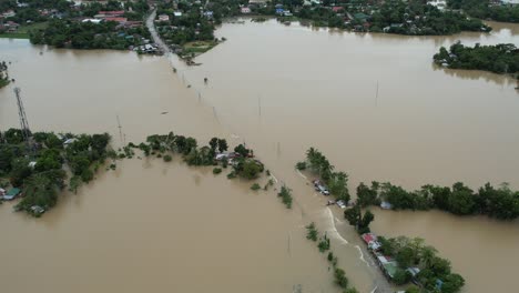 Ein-Taifun-überschwemmte-Das-Ackerland-Und-Die-Häuser-Der-Bewohner-Und-Verursachte-Eine-Katastrophe
