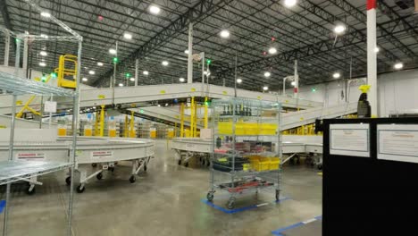 Fördersystem-Im-Amazon-lieferzentrum,-Betriebsbereit-Und-Geschäftsaufnahme-In-Fort-Myers,-Florida,-Usa