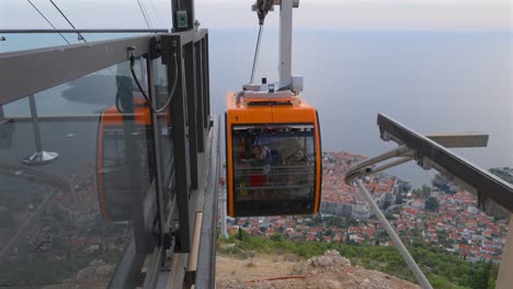 Cable-car-arriving-at-the-top-in-Dubrovnik,-Croatia