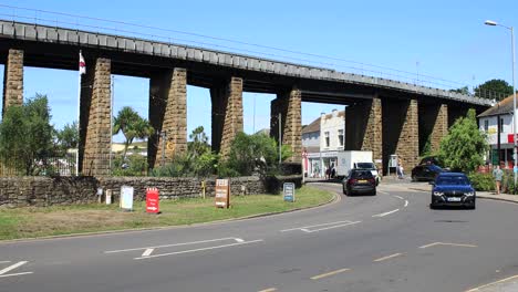 Popular-Suspended-Hayle-Viaduct-Railway-Bridge-Over-Busy-Road,-England