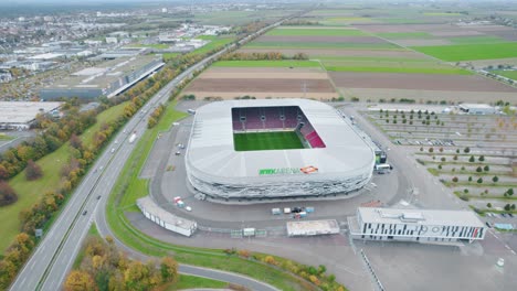 Vista-Aérea-Del-Estadio-Wwk-Arena,-Sede-Del-Fc-Augsburg,-Junto-A-La-Carretera-De-Doble-Calzada-B17