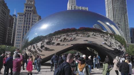 Bean-statue-in-Chicago,-Illinois-with-close-up-video-panning-left-to-right