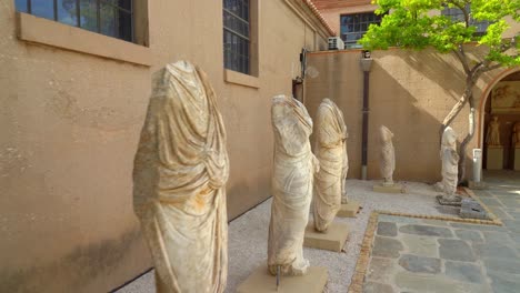 Marmorstatuen-Des-Antiken-Korinth-An-Einem-Sonnigen-Tag