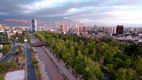 Luftdrohne-Eines-Stürmischen-Tages-über-Dem-Stadtpark-Von-Santiago,-Chile