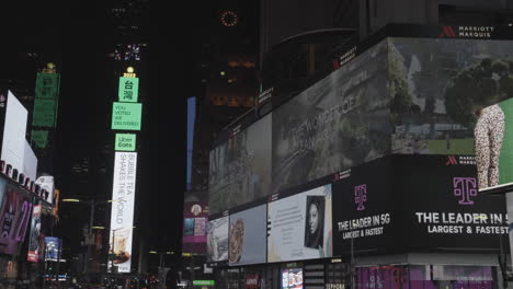 Berühmter-Times-Square-Bei-Nacht-Voller-Mega-LED-Bildschirme-Mit-Werbespots