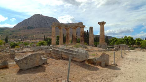 Tempel-Des-Apollo-Im-Alten-Korinth-Mit-Acrocorinth-berg-Im-Hintergrund-An-Einem-Sonnigen-Tag