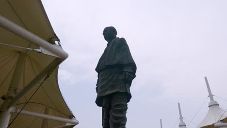 Statue-Der-Einheit,-Die-Höchste-Statue-Der-Welt-Mit-Hellem,-Flachem-Himmel-Am-Tag-Aus-Verschiedenen-Blickwinkeln,-Video-Wurde-Am-10.-Juli-2022-An-Der-Statue-Der-Einheit-Vadodra-Gujrat-Indien-Aufgenommen