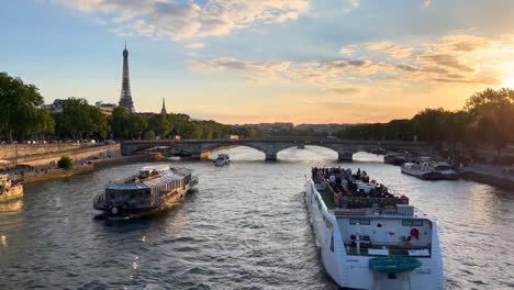 Crucero-En-El-Río-Sena-París-Francia-Cerca-De-La-Torre-Eiffel