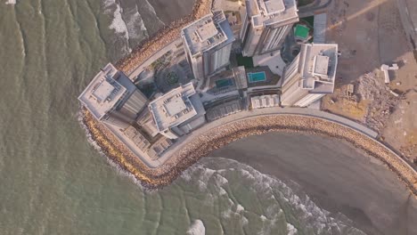 Luftaufnahme-Aus-Der-Vogelperspektive-Der-Neuen-Pearl-Towers-Wohnwohnungen-In-Crescent-Bay,-Karachi