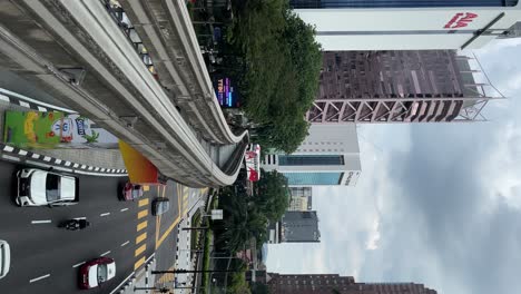 Kl-Rapid-monorail-train-approaching-Raja-Chulan-Station-with-a-street-scene