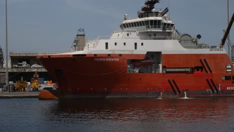 Eine-Aufnahme-Eines-Ankerhandhabungsschiffes,-Konkret-Der-Pazifischen-Schifffahrt,-Vor-Anker-Im-Hafen-Von-Dakar