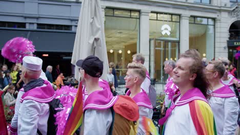 Marineros-De-Color-Rosa-Y-Blanco-Marchando-En-El-Orgullo-De-Oslo-2022