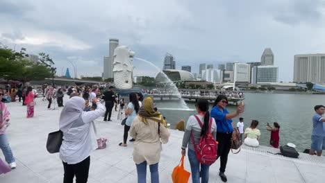 People-taking-photos-at-the-Merlion-Park