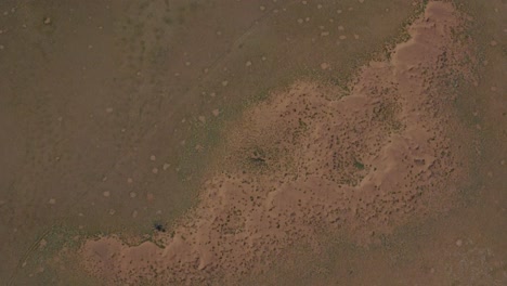 Tiro-De-Drone-Del-Parque-Nacional-Namib-naukluft-En-Namibia---Drone-Está-Volando-Sobre-La-Hermosa-Estepa-Arenosa