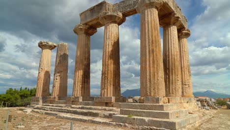 Columnata-Del-Templo-De-Apolo-En-La-Antigua-Corinto