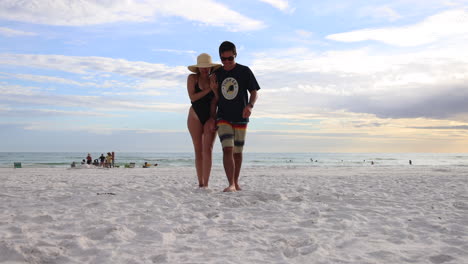 Paar-Zu-Fuß-In-Richtung-Kamera-Am-Sandstrand-Von-Florida