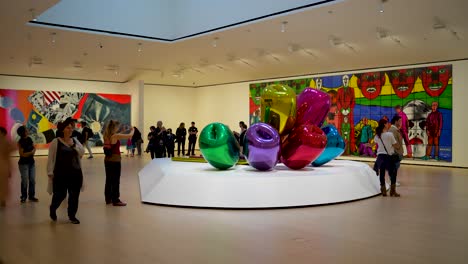 The-Tulips-sculpture-by-Jeff-Koons-inside-the-Guggenheim-Museum-with-people-admiring-the-art-exhibition,-Wide-shot