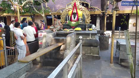 Devotos-Esperando-En-La-Cola-Para-El-Darshan-Del-Templo-Mahaganapati-De-Southadka