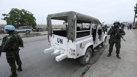 UN-Friedenstruppen-Wachen-Um-Einen-Weißen-UN-Landrover-Herum,-Der-Am-Straßenrand-Geparkt-Ist
