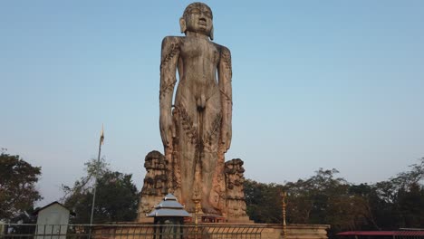 Statue-of-Gommateshwara,-Made-from-granite,-the-giant-monolithic-statue-dedicated-to-Jain-deity-Lord-Gommateshwara,-also-known-as-Bahubali