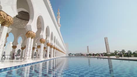 La-Columna-De-La-Mezquita-Sheikh-Zayed-Con-Piscina