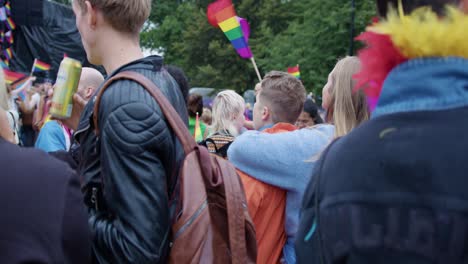 Die-Menschenmenge-Tanzt-Und-Genießt-Oslo-Pride-2022-Mit-Farbenfrohen-Outfits-Und-Flaggen