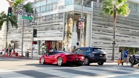 Roter-Ferrari-488-GTB-An-Der-Ampel-Am-Rodeo-Drive,-Beverly-Hills