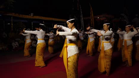 Bailarines-Del-Templo-De-Bali-Actuando,-Niñas-Balinesas-Ofreciendo-A-Los-Dioses,-Arte-Cultural-En-La-Ceremonia-Hindú-Indonesia,-Viajes-Y-Turismo-En-El-Sudeste-Asiático-Con-Hermosas-Ropas-Tradicionales