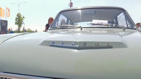 Panorámica-Vertical-Con-Un-Capó-De-Ford-Consul-Cortina-Mark-I-Vehículo-En-Vintage-Car-Show