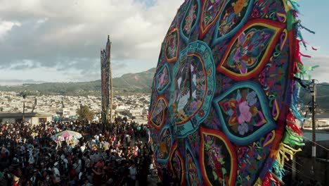 Multitudes-De-Guatemaltecos-Con-Sus-Cometas-Gigantes-Durante-El-Evento-Cultural-Que-Se-Celebra-Cada-Día-De-Todos-Los-Santos-En-Sumpango,-Guatemala