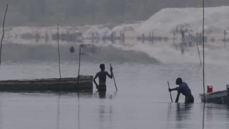Dos-Trabajadores-Extraen-Sal-En-El-Lago-Dakar