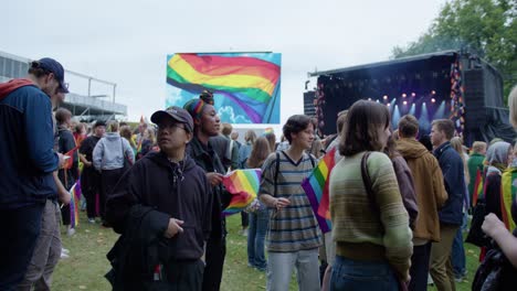 Gruppe-Von-Freunden-Redet,-Tanzt-Und-Singt-In-Oslo-Pride-2022,-Handheld-Seitenansicht