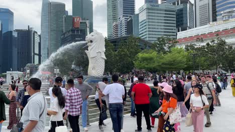 Touristen-Fotografieren-Im-Merlion-Park-Mit-Blick-Auf-Die-Marina-Bay-Während-Der-Endemischen-Phase-In-Singapur