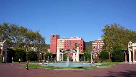 Springbrunnen-Im-Doña-Casilda-Park-Mit-Springbrunnen-Und-Passanten-Im-Hintergrund,-Weitwinkelaufnahme